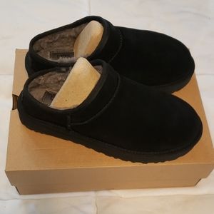 NIB Ugg Classic Slipper sz9